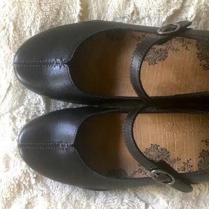 EUC Taos Ta Dah Mary Janes 38 black
